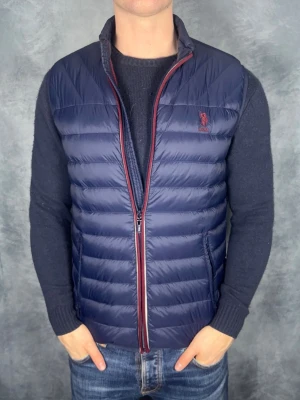 Polo assassin väst - Storlek: M || Skick: mycket bra|| Nypris: Ca 800kr || Följ för liknande produkter 🌊🍾