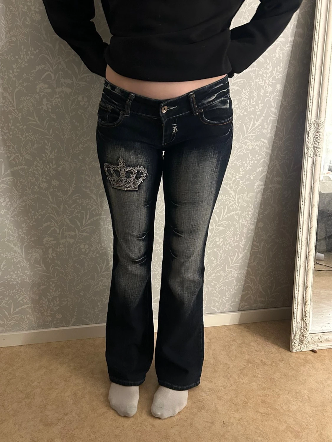 Mörkblåa bootcut jeans med kronor från crazy age - 5