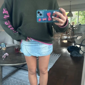 Jeanskjol - Lågmidjad jeanskjol med volang ❤️