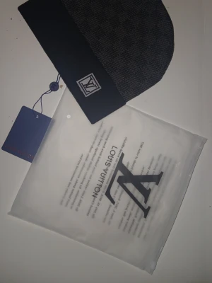 Mössa  - Ny mörk grå mössa