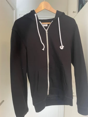 Svart zip hoodie från Pier One. - Säljer en svart zip Hoodie från Pier One. Tröjan är kanpt använd. Storlek: xs