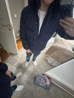 Ralph Lauren jacka  - Säljer en fet mörkblå pufferjacka från Ralph Lauren👀.   Passar mig bra och jag 173 cm✌️.  Priset går att diskutera, skickar samma dag som du köper💯💯 har kvitto😎