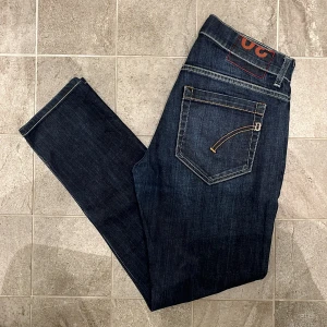 Dondup George - Säljer dessa Dondup George Jeans i storlek 30| Skick: 9/10. ❗️Jeansen är nedkortade❗️Nypris: Ca 2199kr| Längd:93. Midja:39 Kontakta vid minsta lilla fråga eller fundering. 