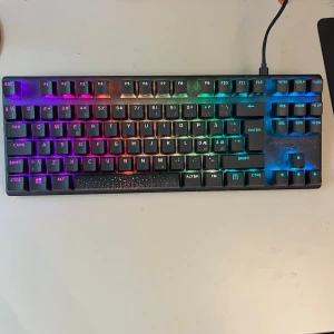 HyperX Alloy Origins Core RGB tangentbord - Köpte tangentbordet 27e december 2025 ett HyperX Alloy Origins Core mekaniskt tangentbord med RGB-belysning. Kompakt TKL-design utan numerisk del, svart aluminiumchassi och USB-C kabel. Tangenterna har snygg regnbågsfärgad bakgrundsbelysning som kan anpassas. Perfekt för gaming och skrivande. NYEPIS 1300kr