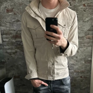 J.lindeberg Field Jacket Bailey - Mycket bra skick, inga defekter! Storlek S sitter som S och passar dig som är mellan 170-180cm ungefär. Nypris ca 3500kr. Modellen är 185 cm, 75kg. Passar bra nu till våren! Skriv för mer information!🤝