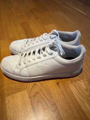 Vita sneakers från Björn Borg - Klassiska helvita sneakers från Björn Borg med lågt skaft och snörning. Skorna har en stilren design med diskret logga på sidan och bak. .