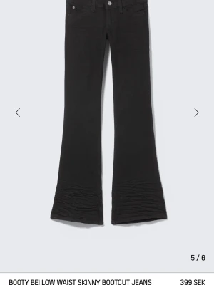 weekday jeans - finns slitningar längst ner på benen och färgen har fadeat pytte lite på vissa ställen men det är inget som märks, cheap monday märket där bak sitter inte kvar så jag inte tyckte om det