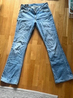 Ljusblå bootcut jeans från Lee - Säljer ett par ljusblå bootcut jeans från Lee.          29/33 Midjemått: 36 cm Innerbenslängd: 80 cm