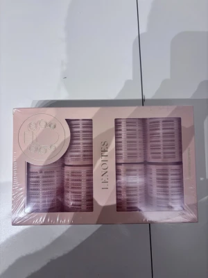 Rosa hårspolar från Lenoites - Säljer ett set med rosa hårspolar från Lenoites. Perfekta för att skapa volym och lockar i håret. Kommer i en snygg förpackning och är lätta att använda. Passar dig som vill fixa frisyren snabbt och enkelt.