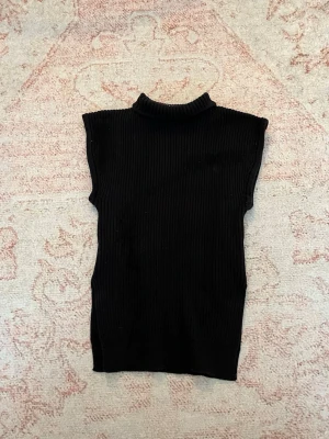 Marinblå ribbad topp zara - Sjukt snygg ribbad topp med slit nedtill och krage!