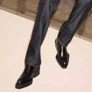 Eytys Romeo Chunky Boots Low 43 - Mina tidigare grails från Eytys, byggda som tanks och skulle överleva typ vad som helst. Nypris var +4000kr. Väldigt bra skick trots sin ålder. Passar strl43. Kan mötas i Stockholm, annars tillkommer kostnad för frakt.  Eventuellt öppen för byte mot parfym om du har något roligt.