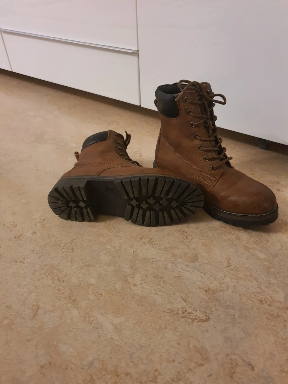 Bruna snörade kängor med svart detalj - 2