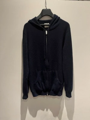 John Henric Kashmir zip hoodie - Superfin mörkblå John Henric Kashmir zip-up hoodie.   Storlek M   Sparsamt använd. Inga problem, endast bara några noppor.   Skriv vid frågor eller funderingar!