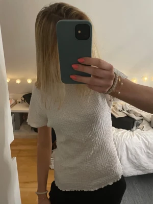 Vit ribbad topp med kort ärm - Superfin vit topp med ribbad struktur 💞💞