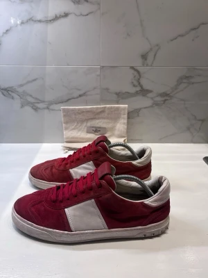 Valentino open - Flycrew i storlek 44 | Skick: Bra skick | Tillbehör: Dustbag | 4/22 nitar har lossnat | Pris går att diskutera vid snabb affär