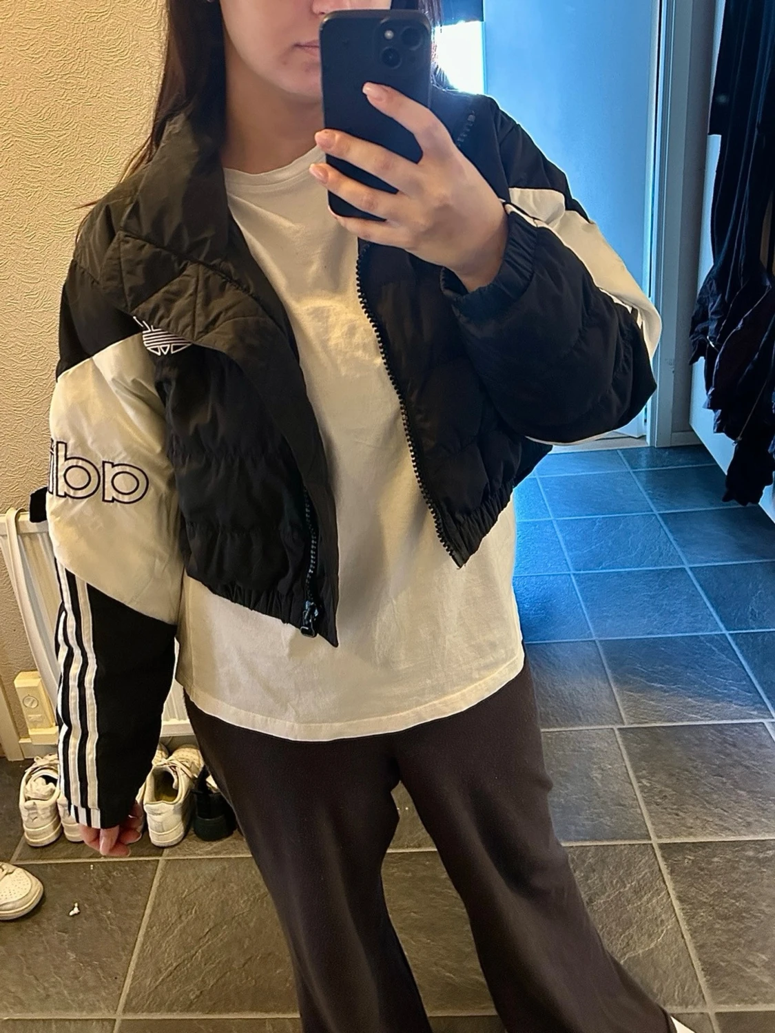 Svartvit cropped pufferjacka Adidas