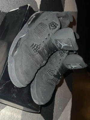 Jordan 4 black cats - Riktigt clean par i svart färgway. Använda men i bra skick, inget som påverkar helhetsintrycket. Klassiker som funkar till allt – perfekt för både vardag och fit checks.                    📦 Originalbox ingår  💬 Skriv vid frågor / fler bilder