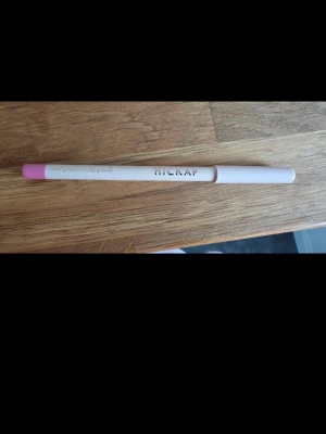 Hickap - Oanvänd. Mad Precision Lip Pencil - Pink Marshmallow  Har dock inte förpackningen till den kvar.  Nypris utan eventuella rabatter är: 119kr.