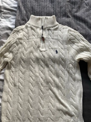 Vit kabelstickad tröja Polo Ralph Lauren - Sjukt snygg Ralph Lauren quarter zip i storlek medium, varm och skön och i ny skick 