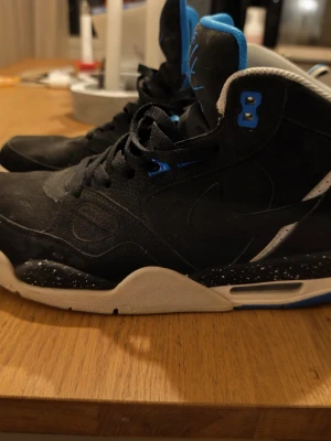 Nike Air Flight 89 svart/blå sneakers - Storlek 42.Säljer ett par Nike Air Flight 89 sneakers. Sneakern har mer att ge och med lite kärlek så kan den bli rikitgt fin 