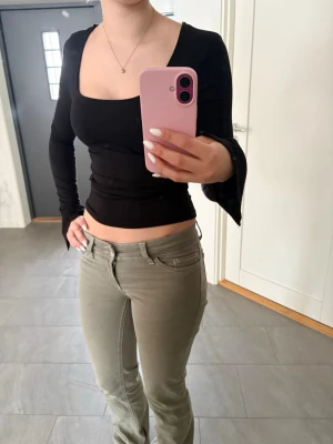 Svart tröja S - Snygg svart tröja från Gina Tricot i storlek S. Tjöjan är i mjukt, stretchigt tyg med en slitt i änden av ärmen, utan defekter.