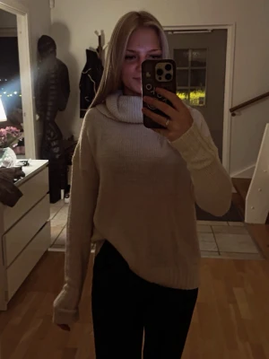 Krämvit stickad polotröja - Mysig kräm vit stickad polotröja med lös passform och långa ärmar. Tröjan har en bred polokrage och är väldigt mjuk! Har varit andvänd fåtal gånger men inget som syns på skicket.  (Kan skicka fler bilder vid önskemål💗)