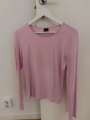 Gina tricot soft touch crew neck top - Soft touch – second skin comfort Rund halsringning Storlek L, knappt använd  Figurnära passform Rak ärm och normallängd