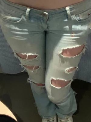 Håliga lågmidjade jeans  - Säljer dessa håliga lågmidjade jeans från hollister då de inte passar som jag vill. De är köpta från plick men inte förstörda på något sätt. Kom privat för fler bilder eller frågor❤️❤️
