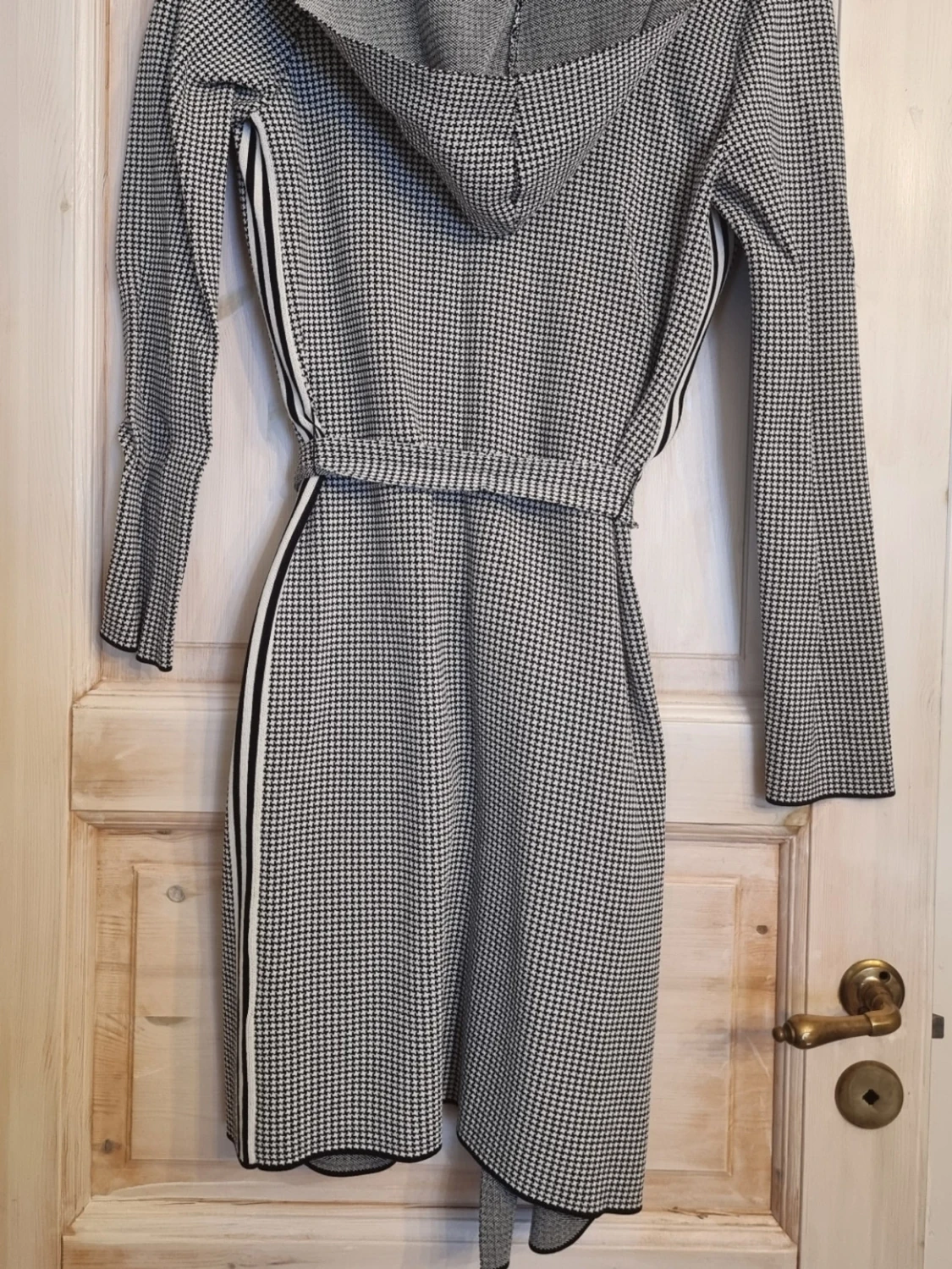 Svartvit lång kofta med huva från Oui