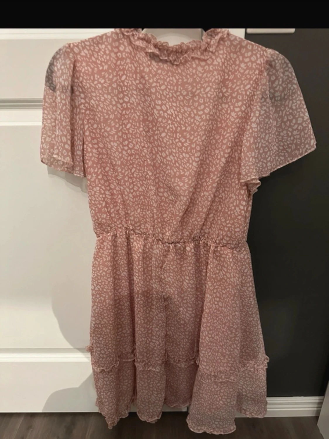 Ljusrosa blommig kortklänning - 1