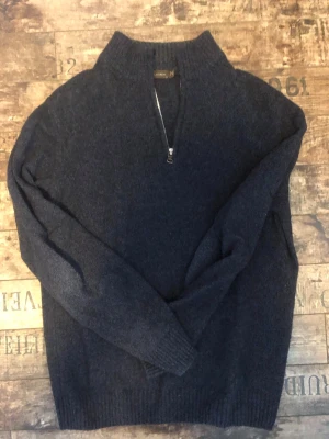 Mörkblå halvziptröja Oscar Jacobson - Tja, säljer just nu en mycket fin halvzip från Oscar Jacobson. Storlek M, nypris ligger runt 2000. Absolut inga defekter och tveka inte att höra av er kring eventuella frågor✅