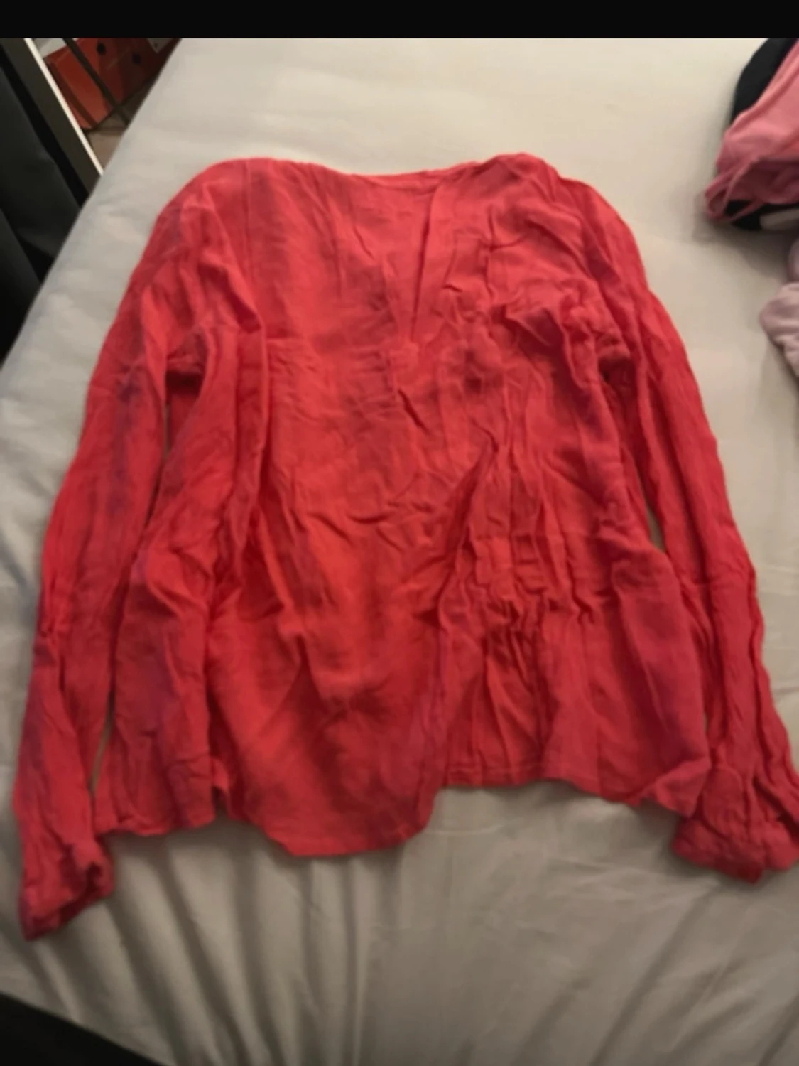 Ljusrosa topp med spets och volang