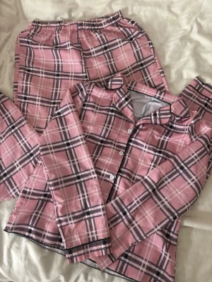 Rosa pyjamas sett - Pyjamas i storlek S i en fin rosa, svart och vit färgkombination. Supermysig och skön att sova i – perfekt för både vardag och helg. Bra skick, använd men väl omhändertagen. Några små defekter men inget som syns! Snabb affär prioriteras, pris kan diskuteras ✨