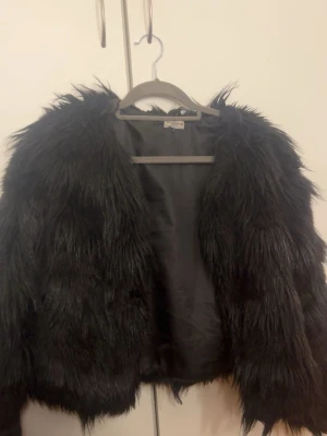 Svart fuskpälsjacka med lång lugg - Svart pälsjacka i stl s