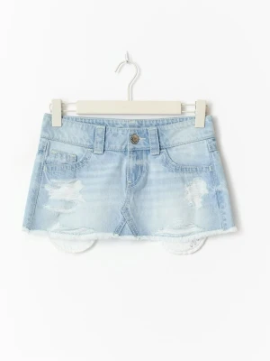 Ljusblå jeanskjol med fransad kant - Säljer en kort ljusblå jeanskjol med slitna detaljer och rå kant ifrån Gina Tricot. Kjolen är aldrig använd och därav i väldigt fint skick. Väldigt populär kjol då den är slutsåld i de mesta butiker och helt online, strl S ( skriv till mig ifall du är intresserad )