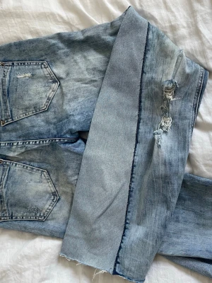 blåa jeans - omsydda jeans, passar inte in på mig men otroligt snygga