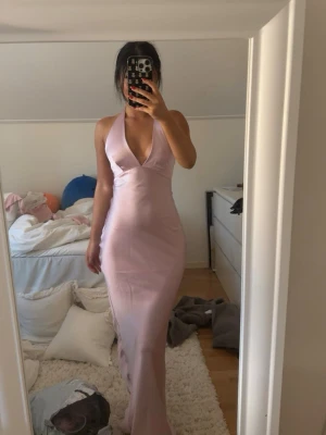 Ljusrosa/syrenlila silkesklänning  - Säljer min rosa/syrenlila silkes- balklänning från NEW YORKER med öppen rygg i storlek 32!! 