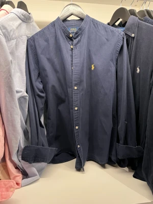 Ralph lauren  - Ralph lauren skjorta storlek m nypris runt 1400 mitt pris 399 skick 8-10 perfekt till många outfits mvh Elias