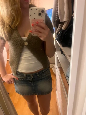 stickad kofta  - jättesöt stickad kortärmad kofta från Zara! Säljer då den inte kommer till användning längre men inga defekter eller skador