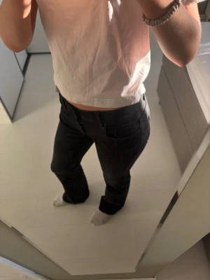 Svarta jeans  - Säljer ett par svarta lågmidjade jeans från Only. Aldrig använda säljer då jag köpte ett par andra. Storlek 34/xs