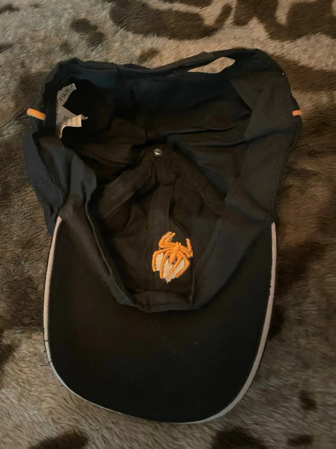 Svart keps med spindelmotiv - 2