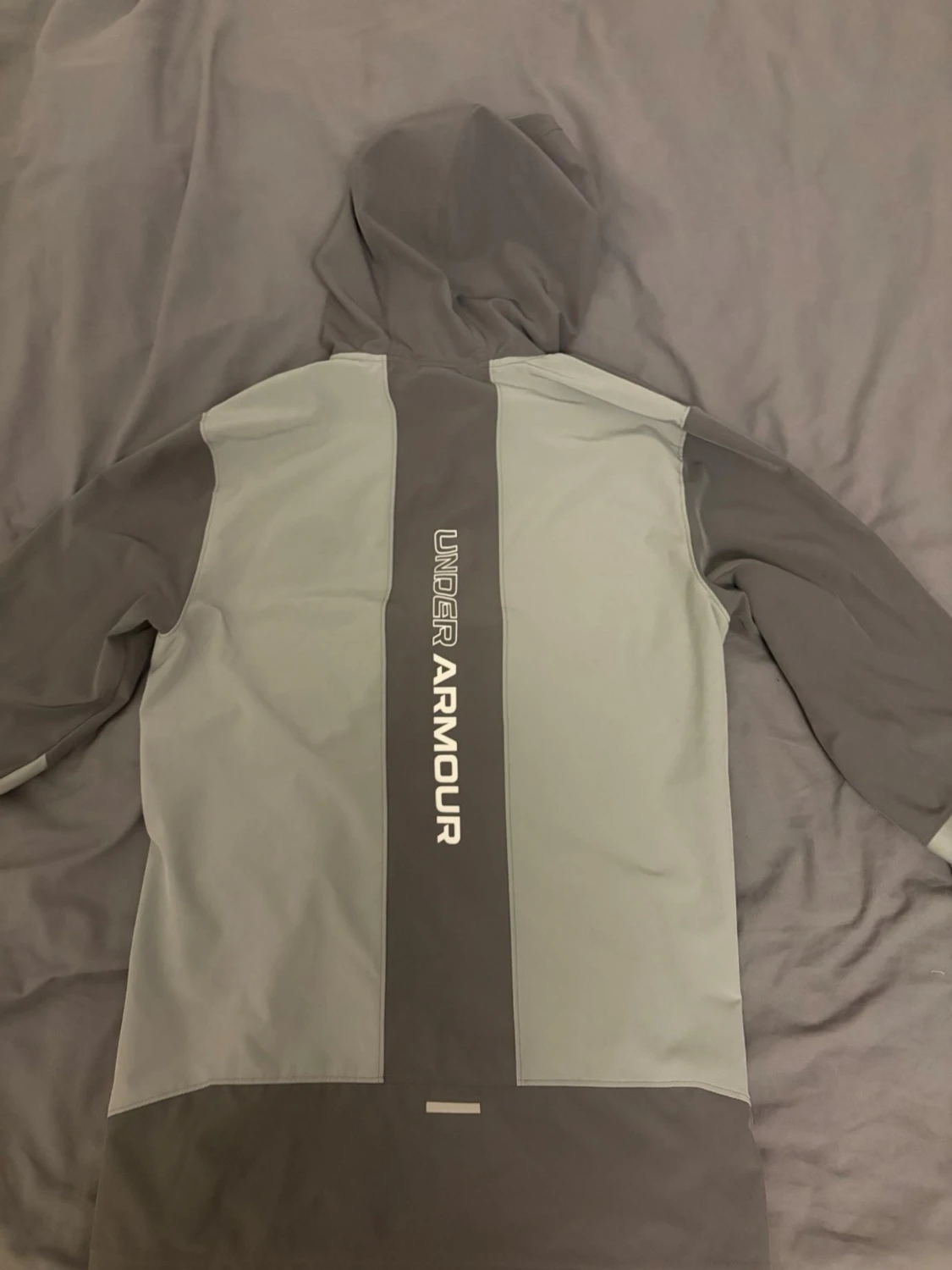 Grå vindjacka från Under Armour - 1