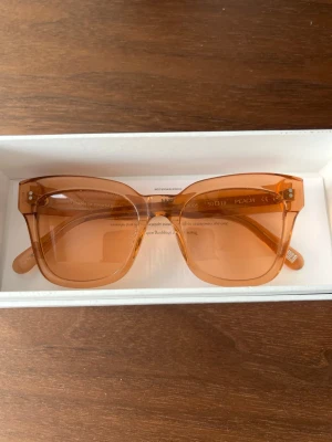 Chimi solglasögon  - Hej! Säljer dessa otroligt snygga orangea Chimi glasögon! Hör av dig vid frågor! 🩷