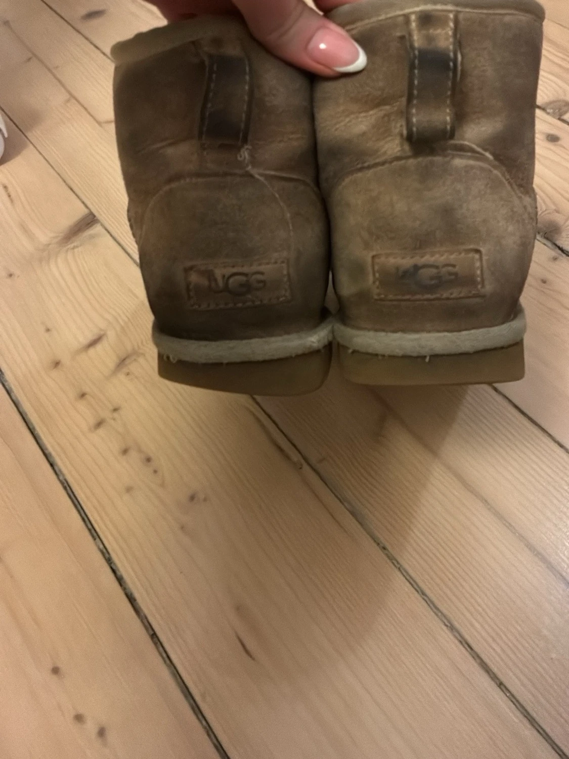 Beige fårskinnstofflor från UGG - 1