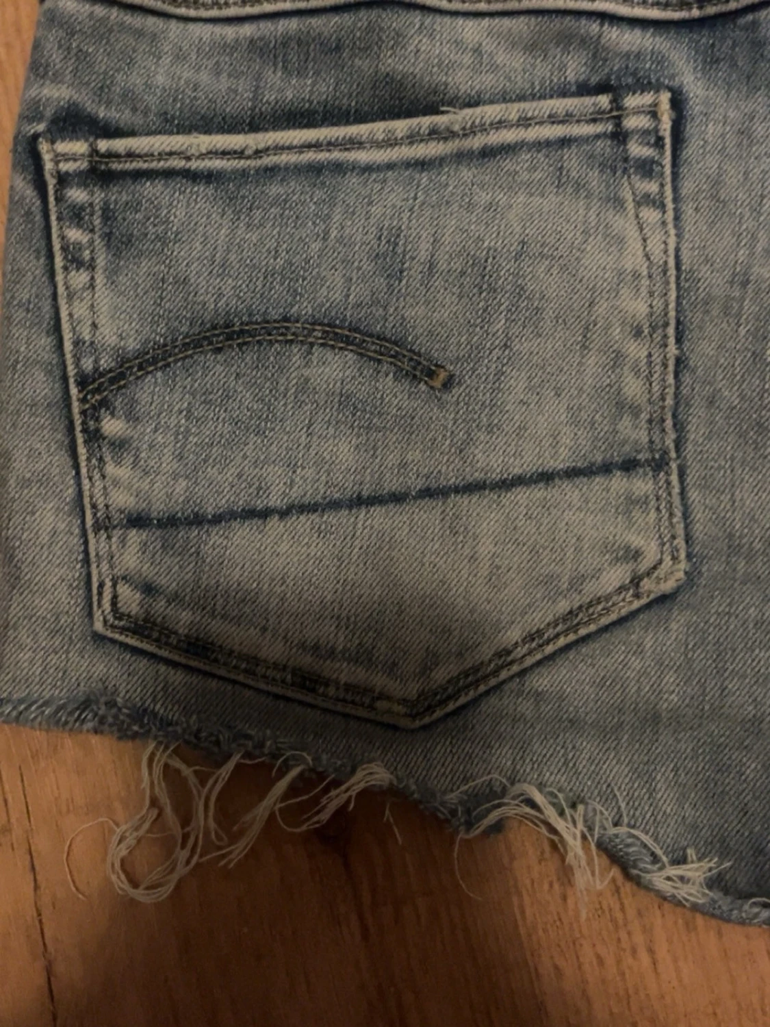 Blå lågmidjade jeansshorts med fransig kant - 4