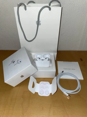 AirPods Pro 2 Top ANC! Med apple bag - Bästa kvalitet av AirPods Pro 2 1:1 (inte riktig), med apple bag och kvitto! Perfekt till dig som vill sälja vidare för en snabb peng, eller om du bara vill ha super bra hörlurar!