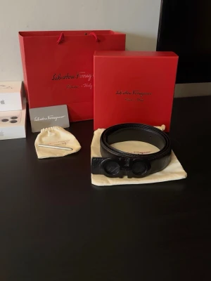 Svart skärp från Salvatore Ferragamo - Stilrent och supersnyggt svart bälte från Salvatore Ferragamo med klassiskt dubbel-Gancio-spänne. Perfekt för att lyfta din outfit det lilla extra⭐️ och nu inför sommaren.