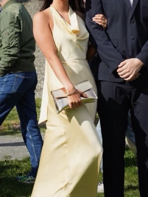 INTRESSEKOLL Ljusgul långklänning med halterneck - INTRESSEKOLL, på min fina balklänning. Den är ljusgul långklänning med halterneck och draperad urringning. Med en figurnära passform och är tillverkad i satin som ger en lyxig känsla. Perfekt för speciella tillfällen.