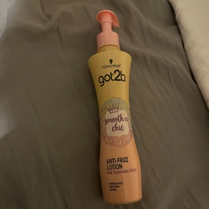 Got2b Anti-Frizz Lotion - Got2b smooth 'n chic anti-frizz lotion från Schwarzkopf. Perfekt för att tämja frissigt hår och ge en mjuk, slät finish. Kommer i en rosa och gul pumpflaska med dekorativt tryck. Lämplig för alla hårtyper. Ca 40% kvar.