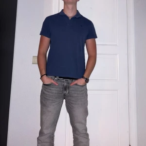 Mörkblå pikétröja från Morris - Mörkblå pikétröja från Morris i storlek S. Fint skick till ett bra pris. Nypris: 999kr. Mitt pris: 199kr                  Vid frågor eller funderingar, tveka inte att höra av dig.